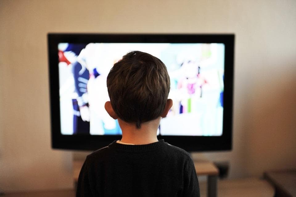 La exposición a contenido violento en televisión y móviles aumenta la violencia en niños y adultos